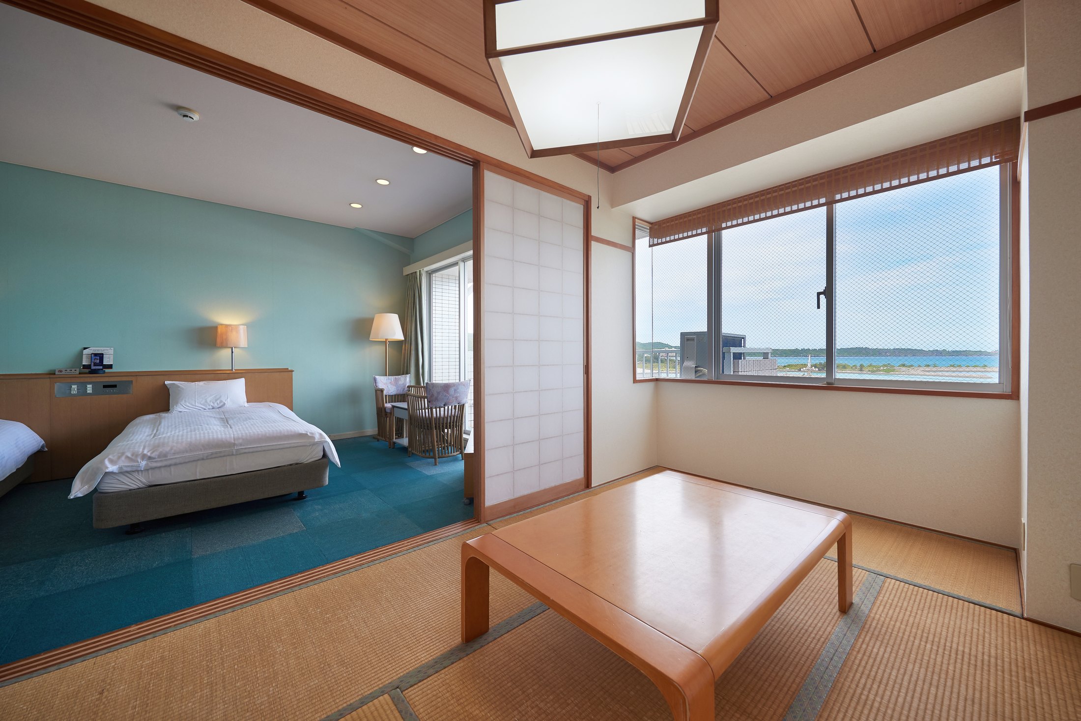 海を望む和洋室