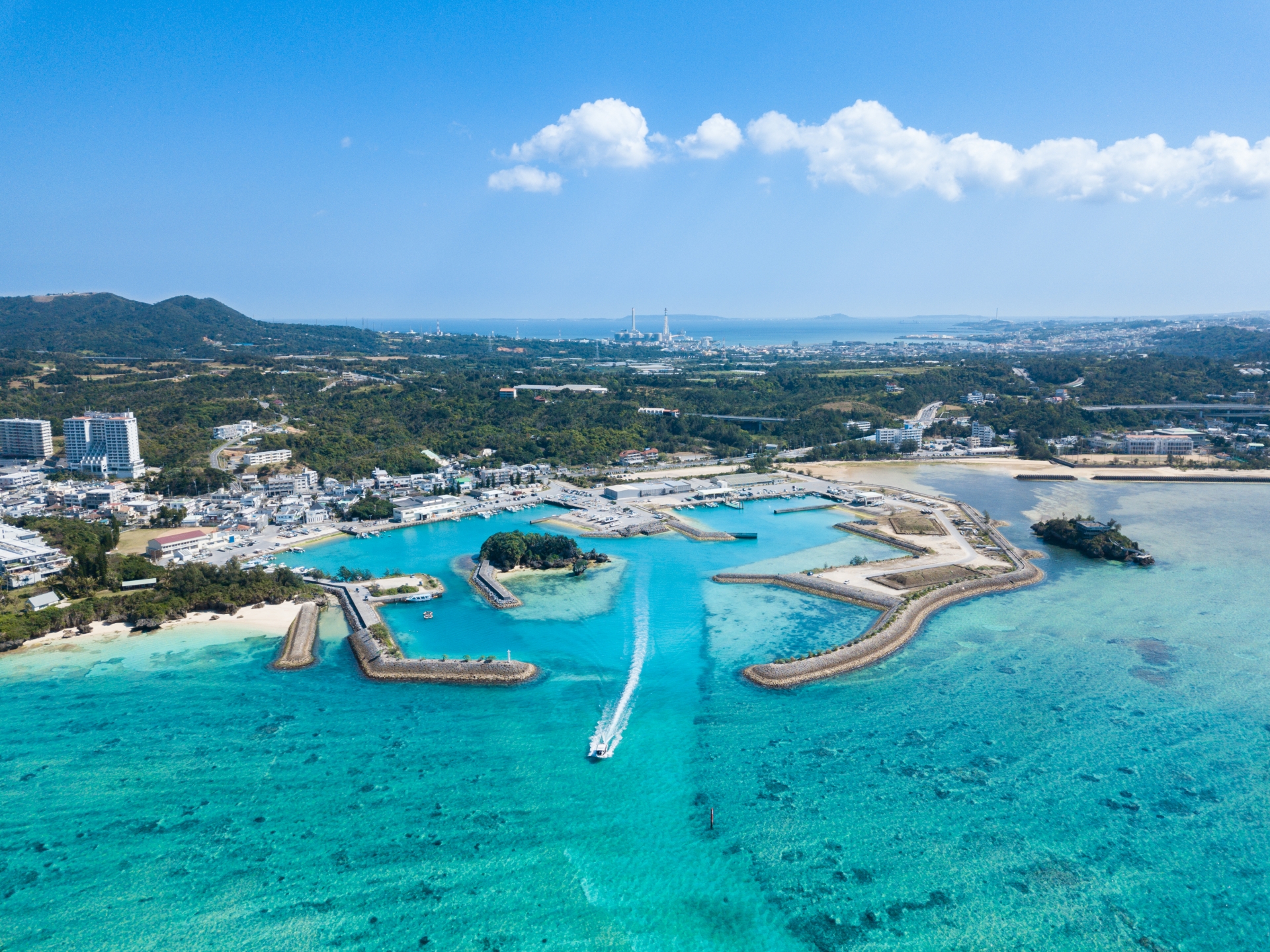 前兼久漁港から広がる恩納村の海